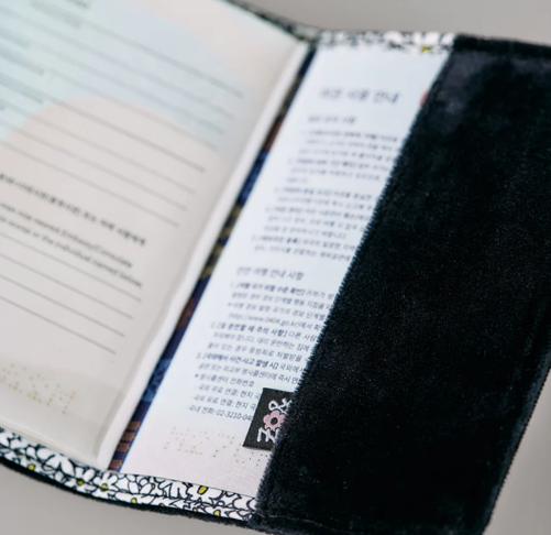 ZO&FRIENDS A&NE Signature Passport Case