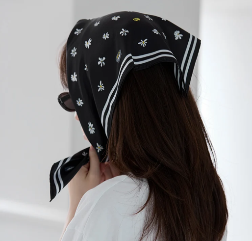 ZO&FRIENDS Signature Scarf (Black)