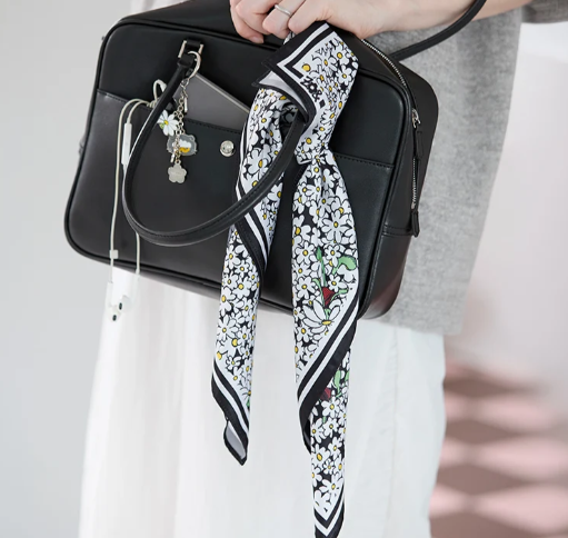 ZO&FRIENDS Signature Scarf (White)
